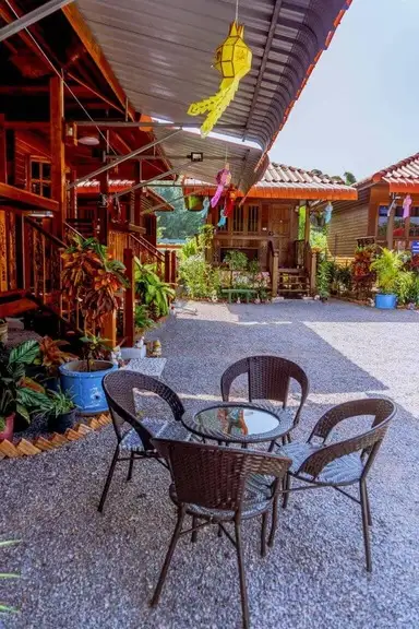 ที่พักเกาะคา บ้านสวนรีสอร์ท บ้านไม้ทรงไทยสไตล์ล้านนา อำเภอเกาะคา ลำปาง