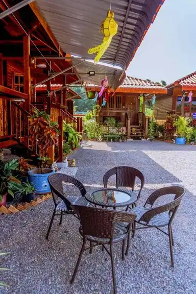 บ้านไม้ทรงไทยสไตล์ล้านนา บ้านสวนรีสอร์ท ที่พักลำปาง