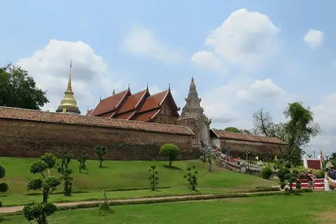 วัดพระธาตุลำปางหลวง เกาะคา ลำปาง บรรยากาศท่องเที่ยวใกล้บ้านสวนรีสอร์ท รูปที่ 1