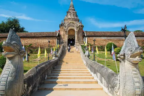 วัดพระธาตุลำปางหลวง เกาะคา ลำปาง บรรยากาศท่องเที่ยวใกล้บ้านสวนรีสอร์ท รูปที่ 3