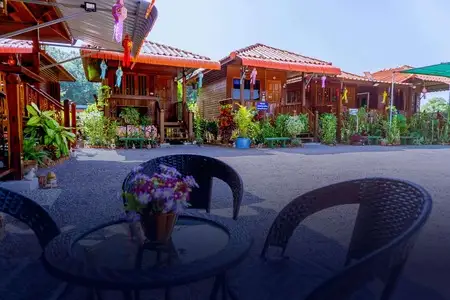 ห้องพักบ้านสวนรีสอร์ท บ้านไม้ทรงไทยแยกหลัง เกาะคา ลำปาง