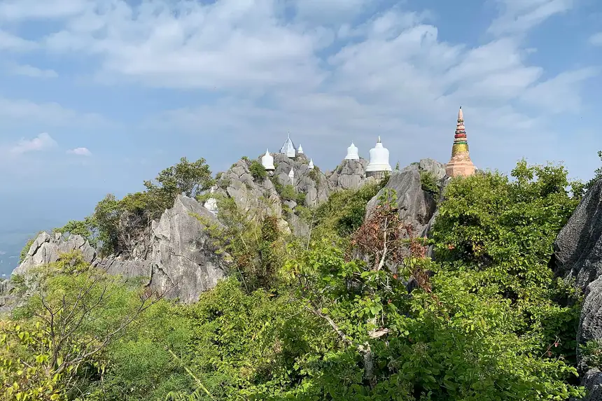 จุดชมวิวลำปาง ทะเลหมอกปกคลุมหุบเขายามเช้าบนดอย