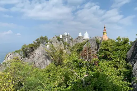วัดเฉลิมพระเกียรติลำปาง เจดีย์สีขาวบนยอดเขาหินปูน อำเภอแจ้ห่ม