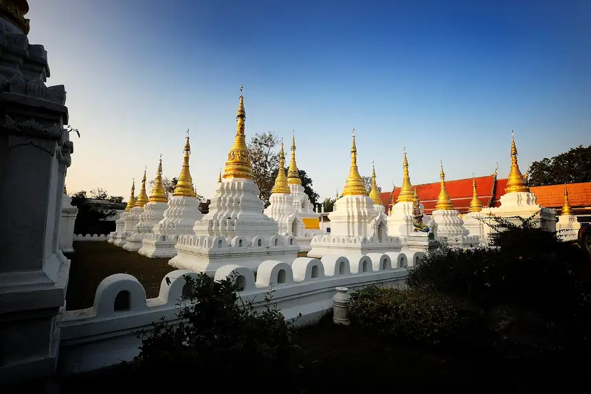 วัดเจดีย์ซาวหลัง ลำปาง หมู่เจดีย์ 20 องค์สีทองกลางลานวัด