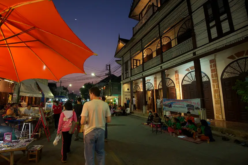 เที่ยวเมืองเก่าลำปาง กาดกองต้า สะพานขาว และรถม้าริมแม่น้ำวัง