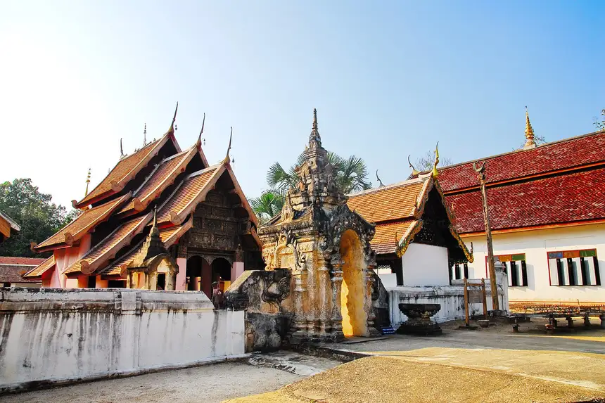 วัดไหล่หินหลวง เกาะคา ลำปาง ซุ้มประตูโขงปูนปั้นและวิหารล้านนาโบราณ