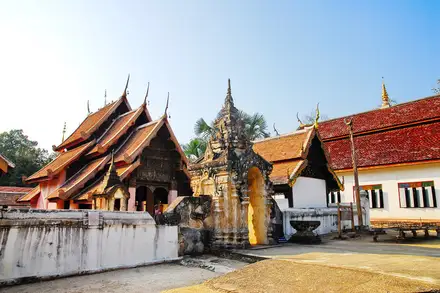 วัดไหล่หินหลวง เกาะคา ลำปาง ซุ้มประตูโขงปูนปั้นและวิหารล้านนาโบราณ