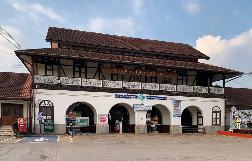 สถานีรถไฟนครลำปาง อำเภอเมือง ลำปาง — ที่เที่ยวใกล้บ้านสวนรีสอร์ท ที่พักเกาะคา ลำปาง