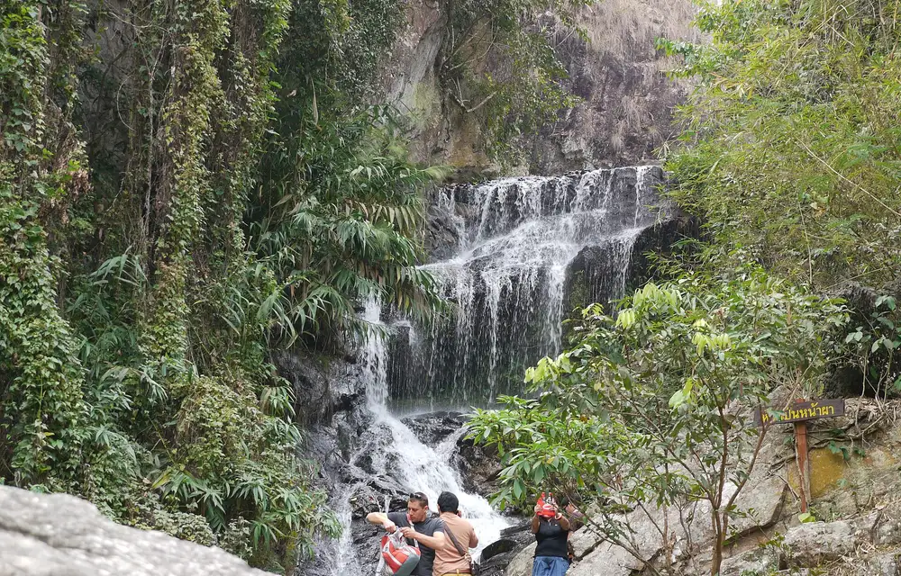น้ำตกวังแก้ว อำเภอวังเหนือ ลำปาง — ที่เที่ยวใกล้บ้านสวนรีสอร์ท ที่พักเกาะคา ลำปาง